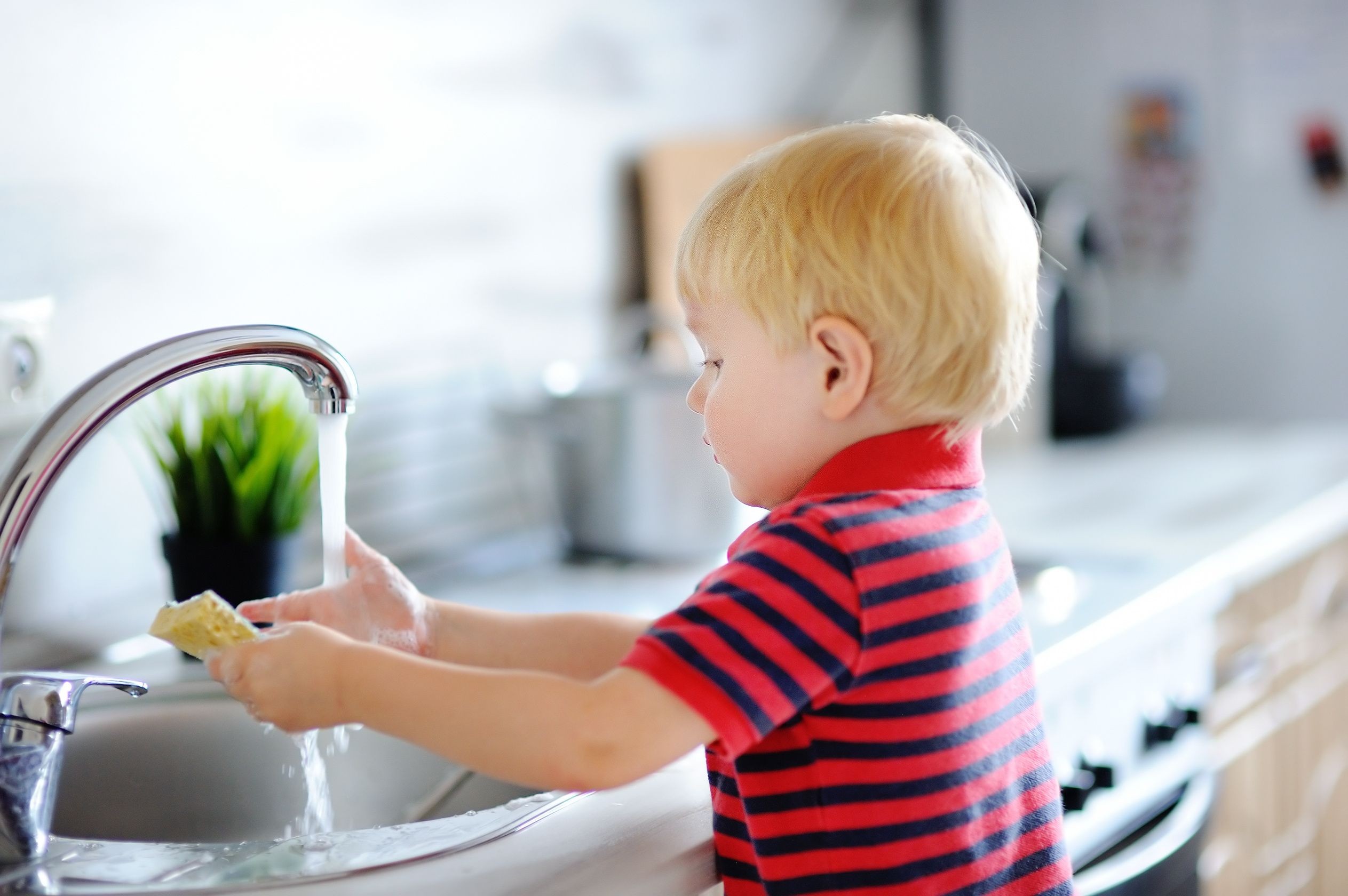 The children have washed. Мытье посуды для детей. Ребенок помогает по дому. Мытье ребенка. Ребенок моет посуду.